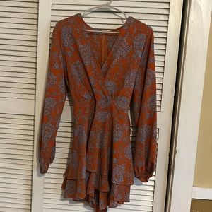 No brand available but it’s a large in size. Not stretchy, good quality fabric.